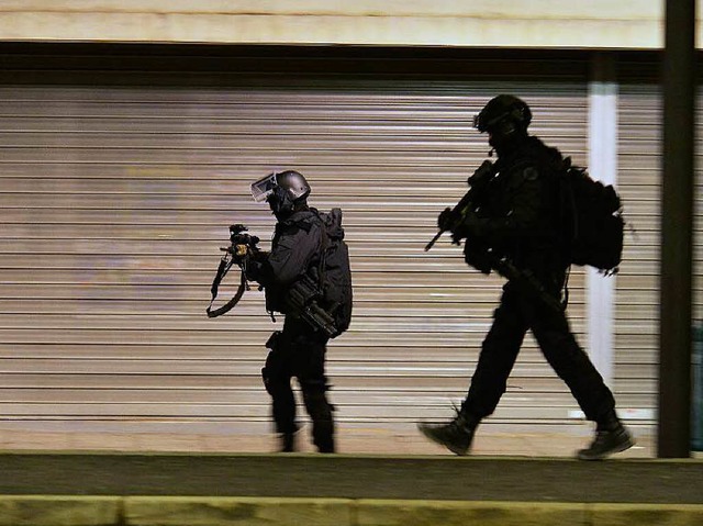 In Frankreich herrscht nach dem Anschl...lie Hebdo in Paris erhhte Alarmstufe.  | Foto: dpa