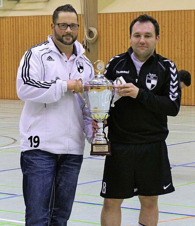 Der Kippenheimer Kapitn (rechts) nimmt den Pokal entgegen.   | Foto:  Verein