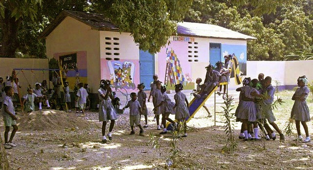 Kinder auf dem Schulgelnde in Bellang...grund ist der renovierte Kindergarten.  | Foto: Privat