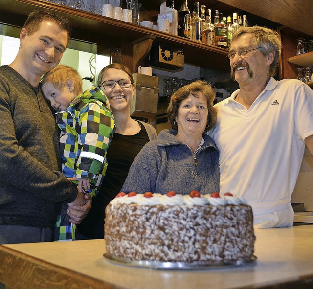 Rainer, Max, Franziska, Angelika und H...lied, der  Schwarzwlder Kirschtorte.   | Foto: Sebastian Wolfrum