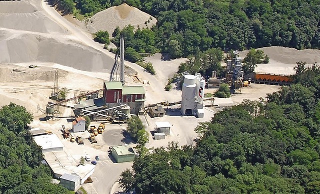 Das Holcim-Kieswerk (links) schliet i... Zukunft des Betonwerks ist ungewiss.   | Foto: Archivfoto: Lauber