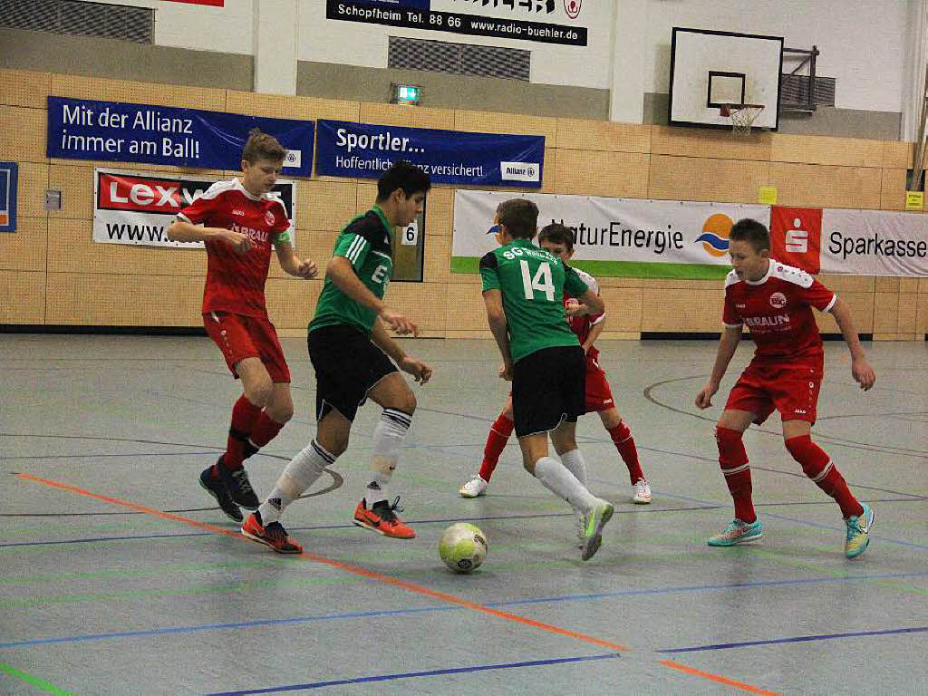 Finale der C1-Junioren im Martin-Walteich-Turnier: SG Wittlingen-Wollbach (grün) gegen Bahlinger SC 1 (rot). Finale der C1-Junioren im Martin-Walteich-Turnier: SG Wittlingen-Wollbach (grün) gegen Bahlinger SC 1 (rot).