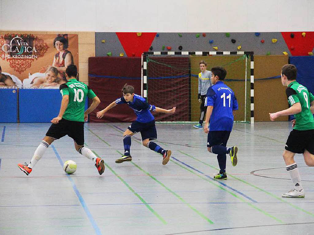 Martin-Walteich-Turnier der C1-Junioren: SV Schopfheim (blau) gegen den späteren Turniersieger SG Wittlingen-Wollbach. Martin-Walteich-Turnier der C1-Junioren: SV Schopfheim (blau) gegen den späteren Turniersieger SG Wittlingen-Wollbach.