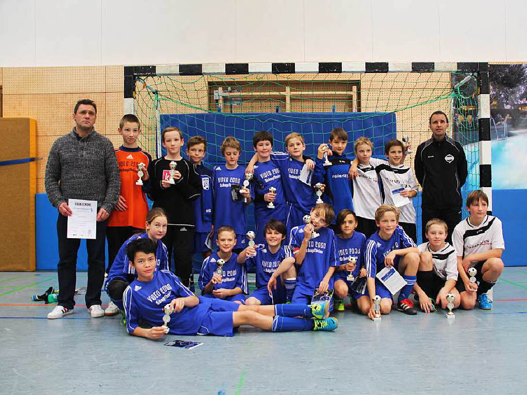 Finalisten bei den D2-Junioren: SV Schopfheim (blau) und FC Steinen (weiß, rechts). Finalisten bei den D2-Junioren: SV Schopfheim (blau) und FC Steinen (weiß, rechts).
