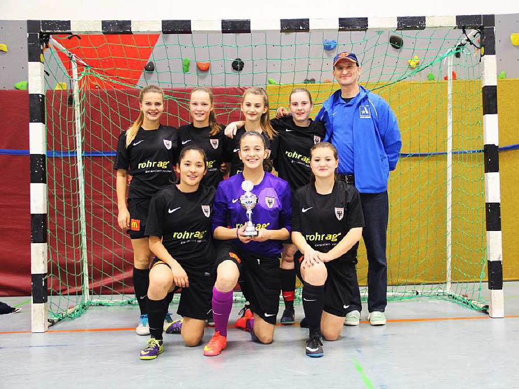 Sieger beim 10. Mädchen-Oberrhein-Cup (Allianz-Girls-Cup) der B-Juniorinnen: Team Aargau vom FC Aarau mit Trainer Stefan Meister. Sieger beim 10. Mädchen-Oberrhein-Cup (Allianz-Girls-Cup) der B-Juniorinnen: Team Aargau vom FC Aarau mit Trainer Stefan Meister.