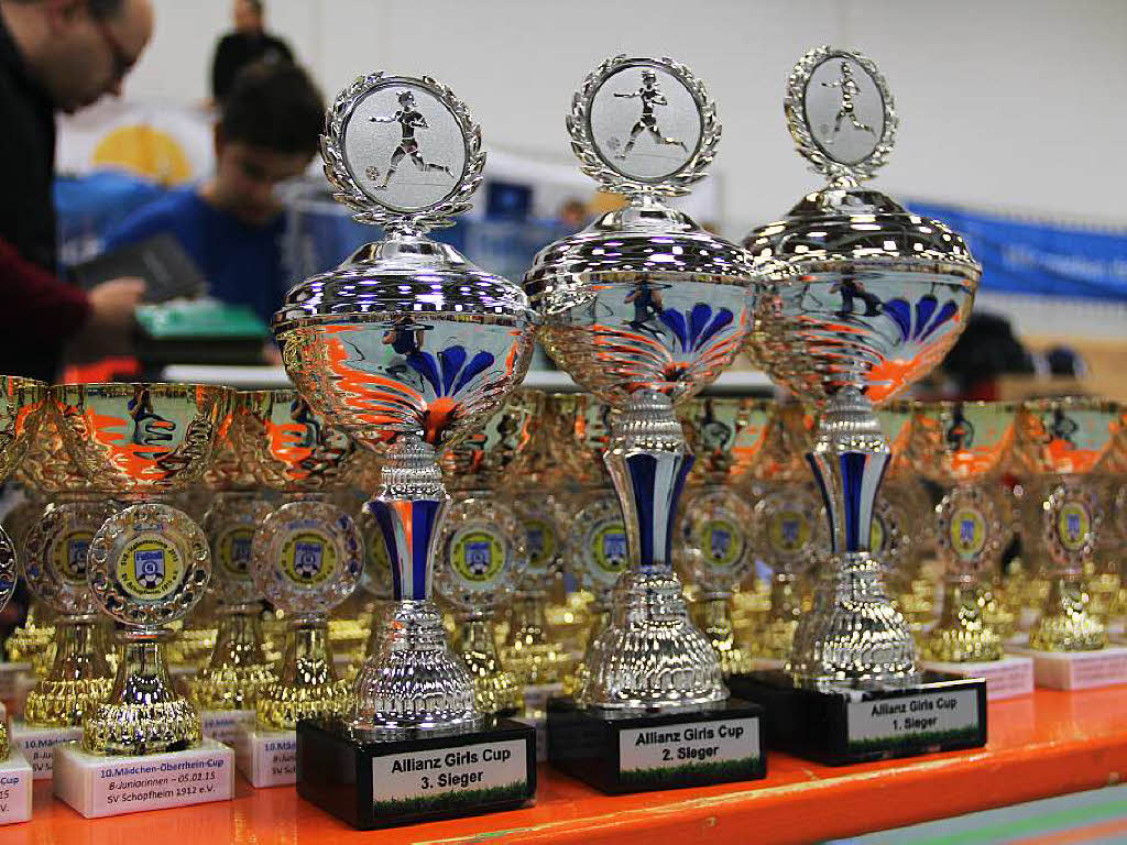 Die Pokale für die B-Juniorinnen beim 10. Mädchen-Oberrhein-Cup (Allianz-Girls-Cup). Die Pokale für die B-Juniorinnen beim 10. Mädchen-Oberrhein-Cup (Allianz-Girls-Cup).