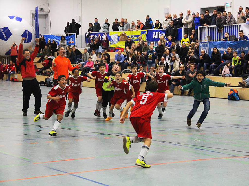 Unbändiger Jubel bei den E1-Junioren des FC Tiengen nach dem Turniersieg gegen die Spvgg Untermünstertal im 7-Meter-Schießen. Unbändiger Jubel bei den E1-Junioren des FC Tiengen nach dem Turniersieg gegen die Spvgg Untermünstertal im 7-Meter-Schießen.