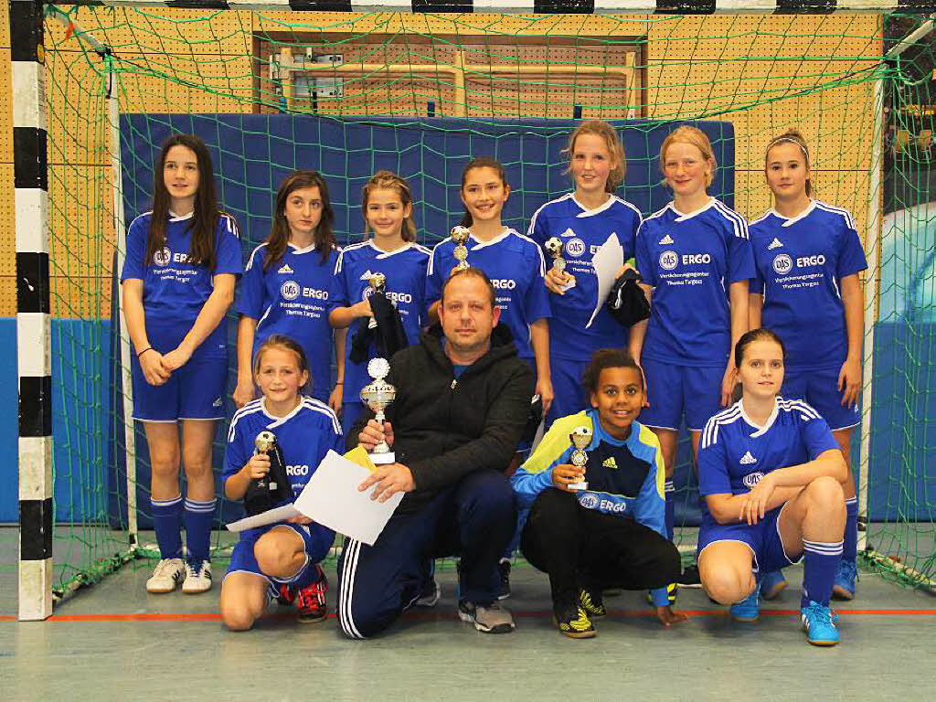 10. Mädchen-Oberrhein-Cup (Allianz-Girls-Cup), Sieger bei den D-Juniorinnen - die SG Schopfheim-Maulburg mit Trainer Tim Born. 10. Mädchen-Oberrhein-Cup (Allianz-Girls-Cup), Sieger bei den D-Juniorinnen - die SG Schopfheim-Maulburg mit Trainer Tim Born.