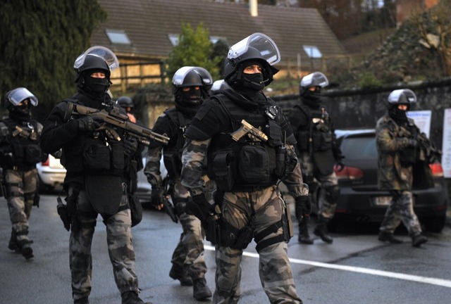 Spezialkrfte der Polizei in Corcy.  | Foto: AFP