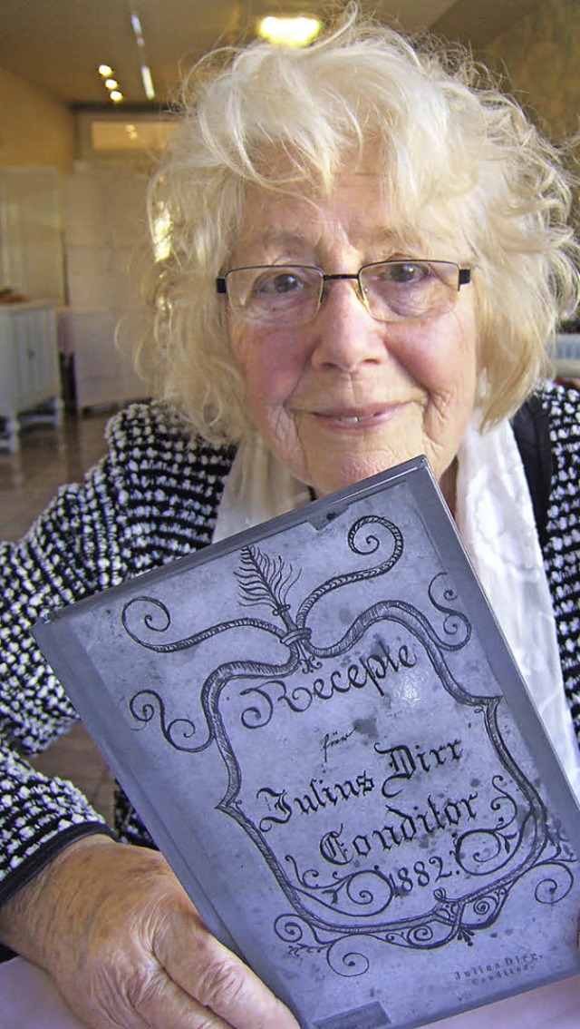 Helga Eberle mit dem Receptierbuch von Julius Dirr  | Foto: Susanne Mller