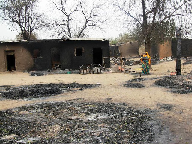 Dieses Archivbild zeigt ein von Boko Haram niedergebranntes Dorf im April 2013.  | Foto: AFP
