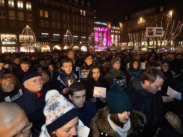 Rund 5000 demonstrierten am Mittwochabend auf dem Straburger Kleberplatz.   | Foto: AFP