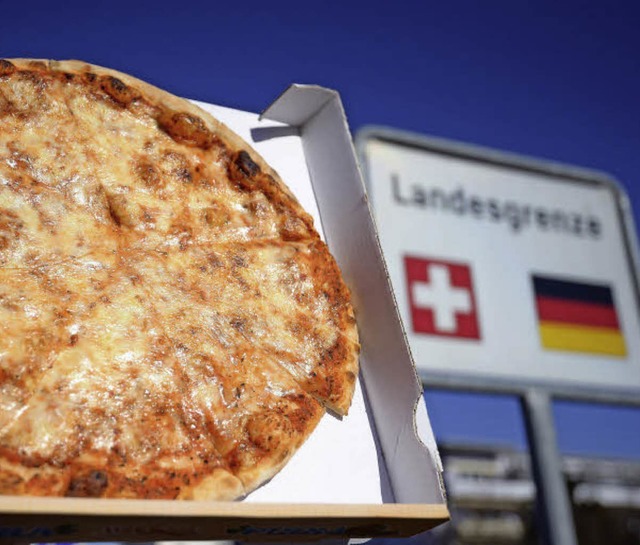 Aus Deutschland gelieferte Pizza und P...Schweiz weiterhin Mangelware bleiben.   | Foto: dpa