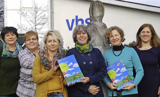 Das VHS- Team mit (von links) Gerlinde...abi Kromer und dem neuen Programmheft   | Foto: Ralf Staub