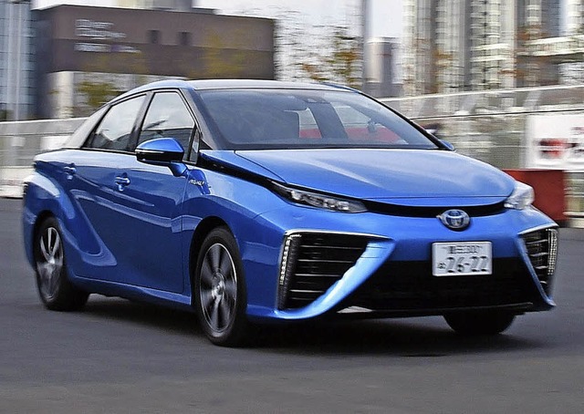 Fhrt mit Brennstoffzelle: der neue Toyota Mirai   | Foto: afp