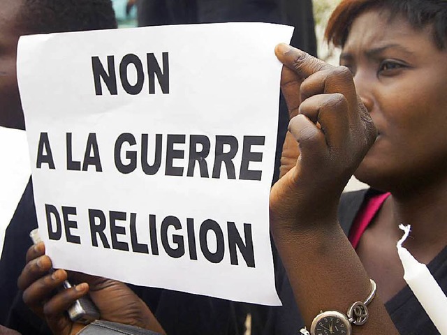&#8222;Nein zum Glaubenskrieg&#8220; s...azins Charlie Hebdo in Paris hochhlt.  | Foto: AFP