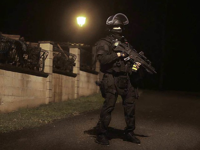 Ein franzsischer Polizist bei der Fahndung nach den Verdchtigen.  | Foto: AFP