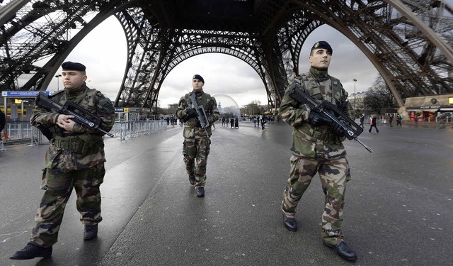 Die Stadt der Liebe unter Waffen:  Sol...en am Donnerstag unter dem Eiffelturm   | Foto: AFP