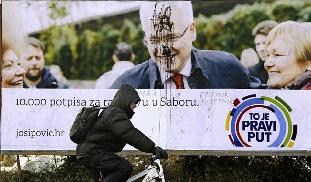 Beschmutztes Wahlplakat von Prsident Josipovic   | Foto: dpa