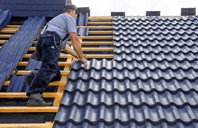 Muss das Dach einer WEG neu gedeckt we... die Instandhaltungsrcklage wichtig.   | Foto: Markus Scholz/dpa