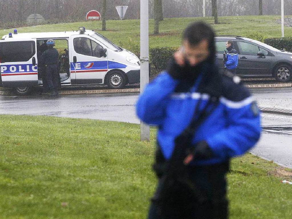 In Dammartin-en-Gole belagert die Polizei die beiden mutmalichen Attentter von Paris.