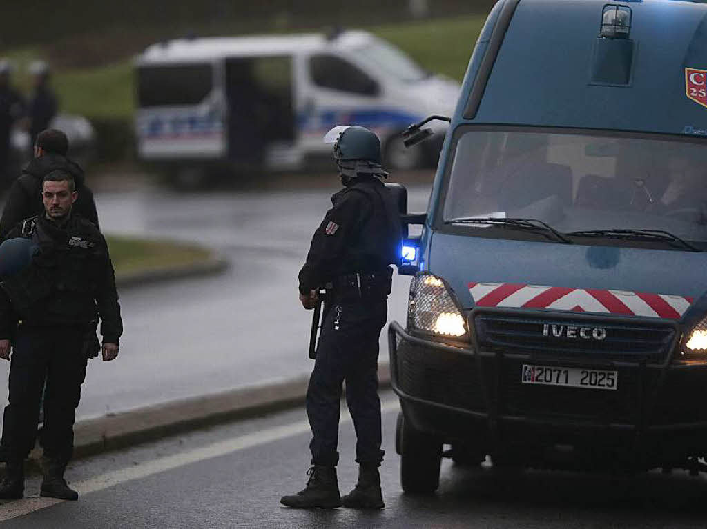 In Dammartin-en-Gole belagert die Polizei die beiden mutmalichen Attentter von Paris.