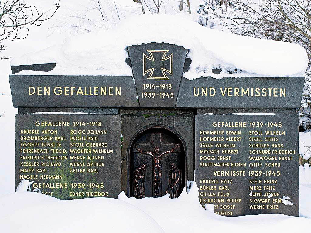 Das verschneite Ehrendenkmal