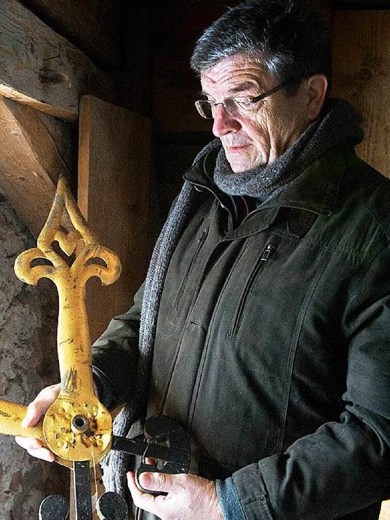 Max Ngele mit den alten Zeigern der Uhr