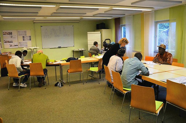 Lernen in kleinen Gruppen: Deutschunte...siert vom Freundeskreis Asyl Lrrach.   | Foto: Dorothee Soboll
