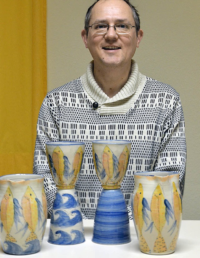 Pfarrer Jobst Bsenecker prsentiert die neuen Abendmahlgefe.  | Foto: Nikola Vogt