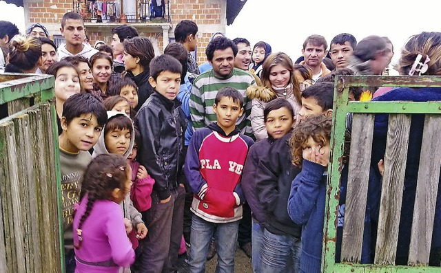 Warten gespannt auf die Pckchen: Roma-Kinder in Strmac  | Foto: privat