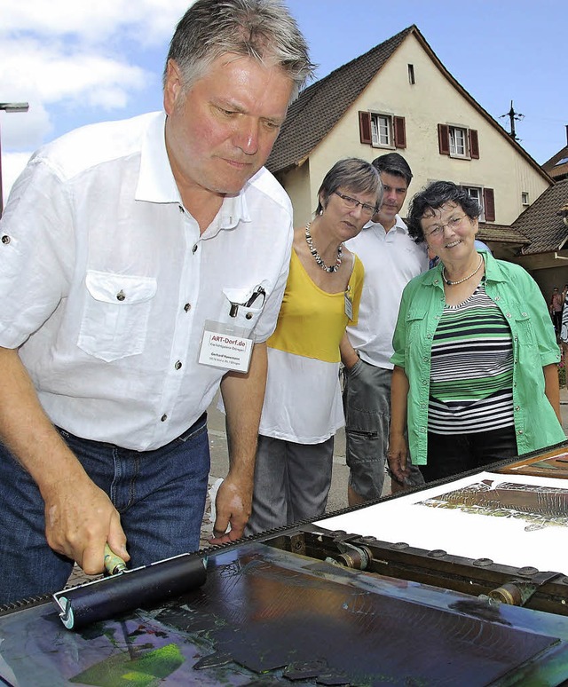 Ortsvorsteherin Helene Brombacher (rec...ste Ausgabe der Art Dorf am 26. Juli.   | Foto: Archivbild: Lauber