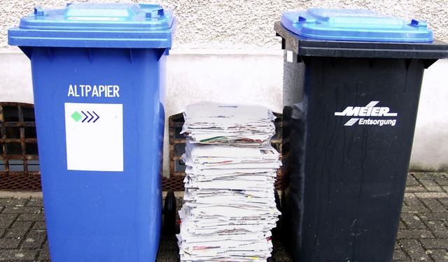 Die Blauen Tonnen fr Papier und Pappe...eil der Altpapier sammelnden Vereine.   | Foto: Silke Hartenstein/Hnig/Jung-Knoblich/Privat