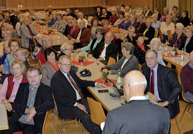 Mehr als 100 Besucherinnen und Besuche...nd Paul ins katholische Gemeindehaus.   | Foto: Bernd Kohler