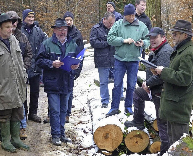 Revierfrster Reiner Dickele   (rechts...iteten die Feuerbacher Versteigerung.   | Foto: Ilse Winer