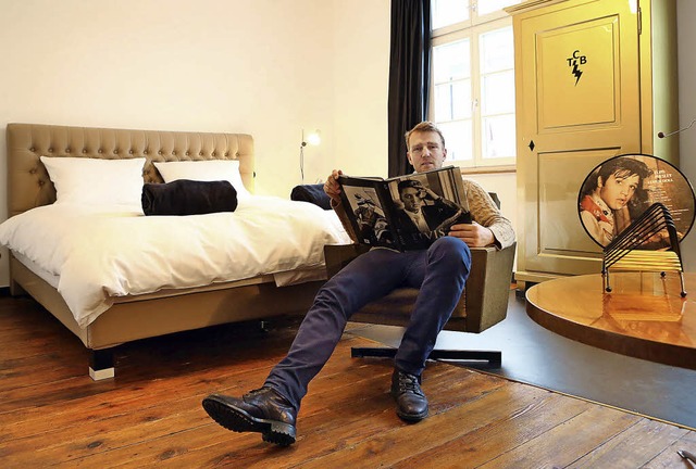 Hotelier Willi Schllmann im von ihm s...n Elvis-Zimmer des Hauses Zauberflte   | Foto: Ch.  Breithaupt