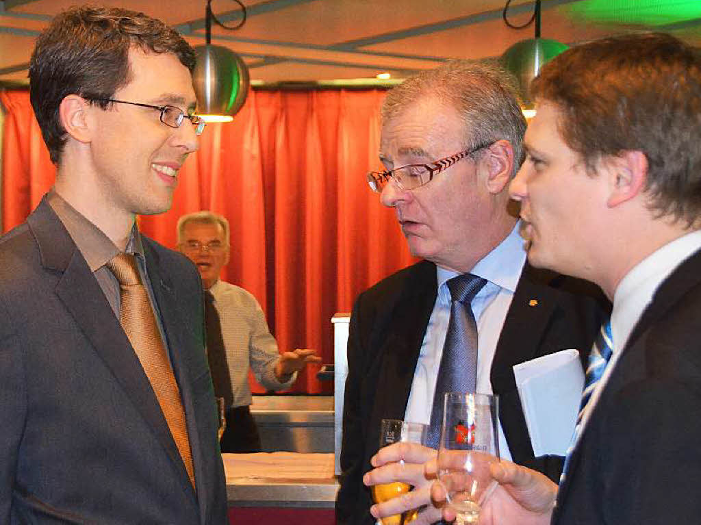 Wirtschaftsfrderer Elmar Wendland (links) im Austausch ber den Rhein