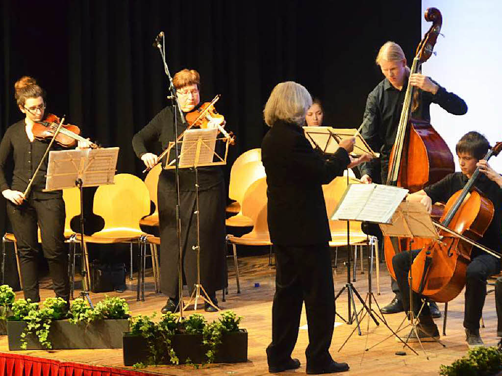Das Salonorchester der Musikschule unter Leitung von Thomas Himmler erfreute mit Walzer, Polka und aus Offenbachs „Unterwelt“