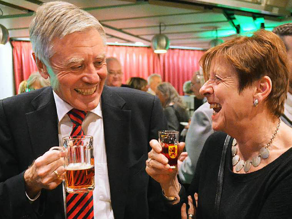 Alt-OB und Ehrenbrger Eberhard Niethammer und Margit Jngerkes (SPD) erheben das Glas