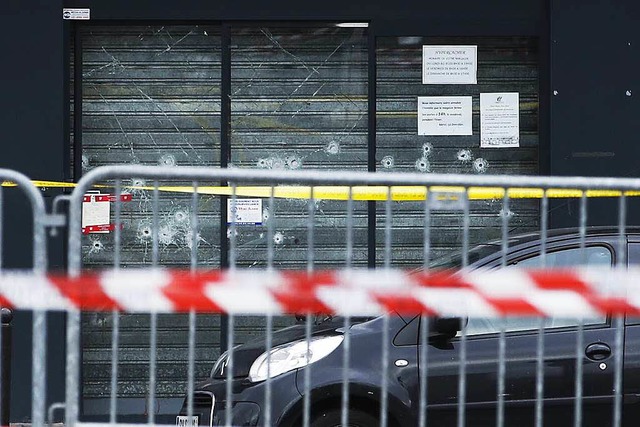 Einschusslcher in dem jdischen Super...um Schauplatz einer Geiselnahme wurde.  | Foto: AFP