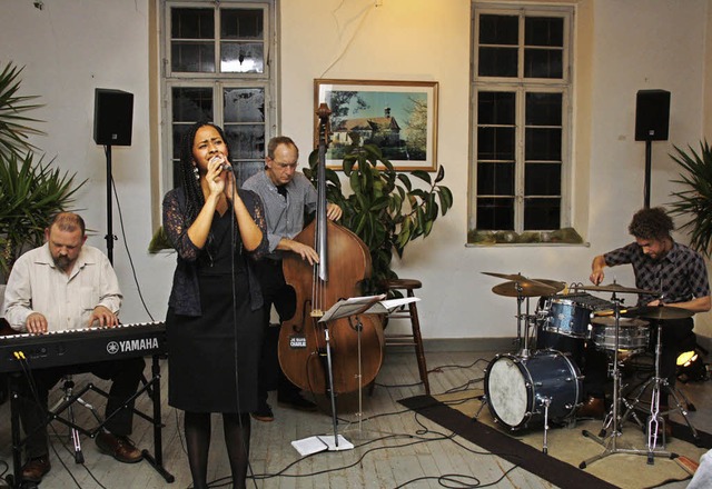 Das Jazz-Trio &#8222;L&#8217;heure du ...n Sasbach fr Bravo-Rufe vom Publikum.  | Foto: ChristiaNE FRANZ