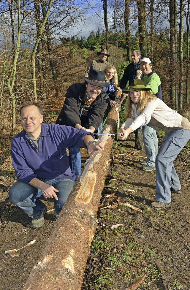 Mit vereinter Kraft:   Vize-Cliquenche...sung und Ortsvorsteher Jrgen Ruber.   | Foto: Heinz Vollmar