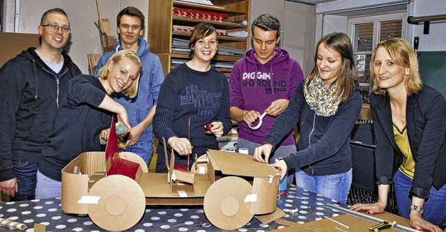 Haben viel Spa beim Bau ihres Wellpap...Ausbildungsleiterin Sandra Hutmacher.   | Foto: Jrgen Mller