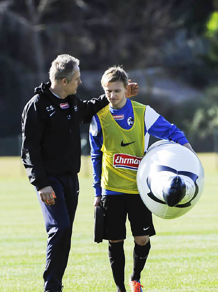 Trainer Christian Streich  im Gesprch mit  Mats Mller Dhli