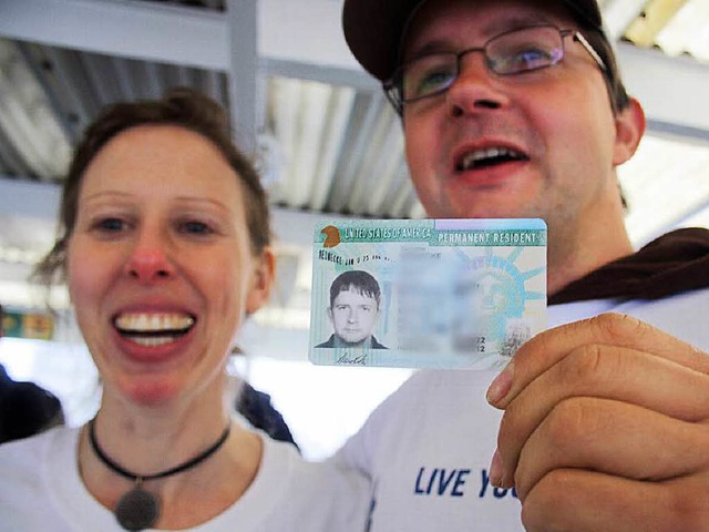 Das deutsche Paar Nicola Franz und Jan Meinecke mit Green Card.   | Foto: dpa