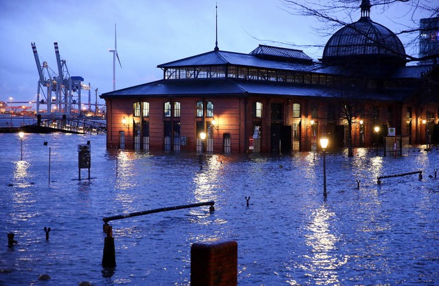 Bei einer Sturmflut am Samstag steht der Fischmarkt in Hamburg unter Wasser.   | Foto: dpa