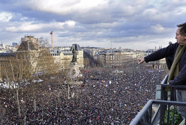 Anwohner verfolgen den Trauermarsch fr die Terroropfer im Zentrum von Paris.  | Foto: AFP