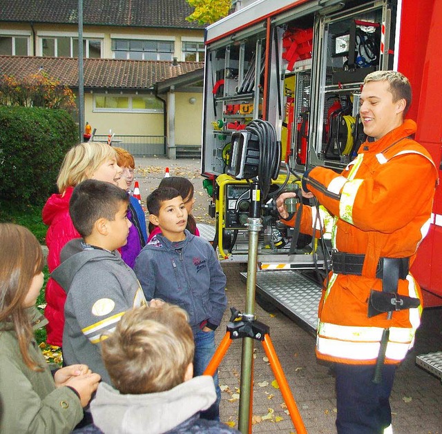 Jugendarbeit hat in der Feuerwehr Schw...on von Lschtechnik vor Grundschlern.  | Foto: Rolf Reimann