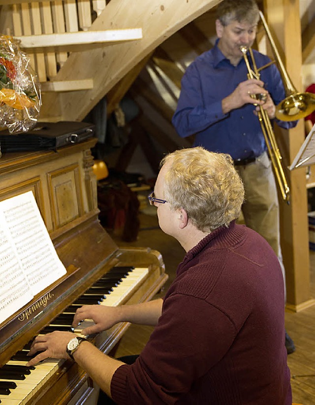 Thomas Stiegeler (links) und Georg Sei...mten den  Neujahrsempfang musikalisch.  | Foto: cs