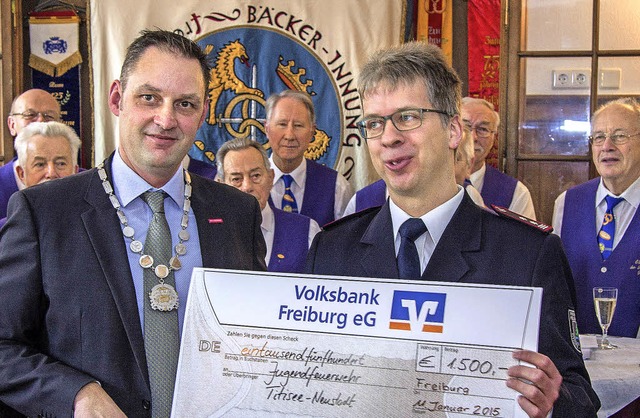Titisee-Neustadts Gesamtkommandant Mar...n symbolischen Scheck ber 1500 Euro.   | Foto: Marco Morath